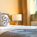 Spacious House - Close To City Centre - Free Parking, Fast Wifi, Smart Tvs With Netflix By Yoko Property