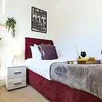 Spacious House - Close To City Centre - Free Parking, Fast Wifi, Smart Tvs With Netflix By Yoko Property