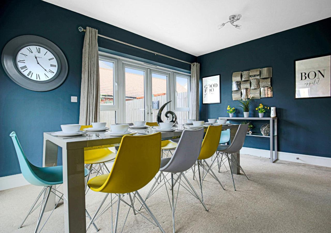 Yoko's Centre Haven: Smart Comfort With Parking Holiday home Milton Keynes
