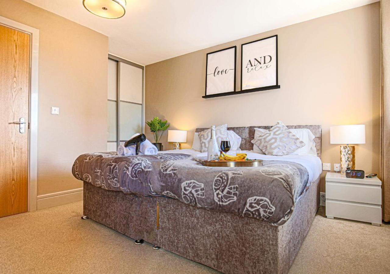 Yoko's Centre Haven: Smart Comfort With Parking Milton Keynes