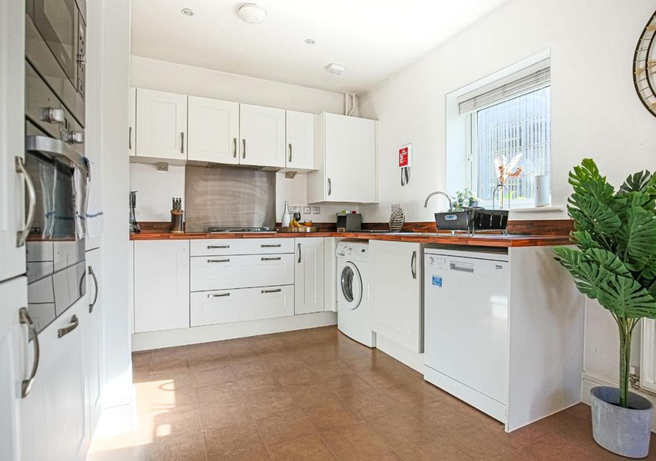 Yoko's Centre Haven: Smart Comfort With Parking Milton Keynes
