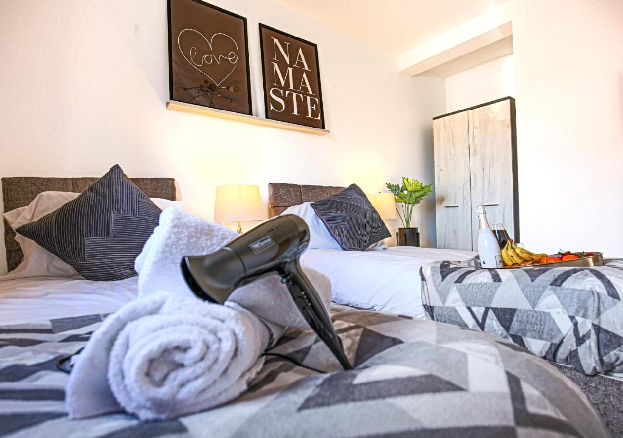 Yoko's Centre Haven: Smart Comfort With Parking Milton Keynes