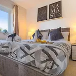 Spacious House - Close To City Centre - Free Parking, Fast Wifi, Smart Tvs With Netflix By Yoko Property